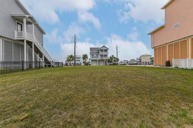 1618 Windsong Way, Tiki Island, TX 77554