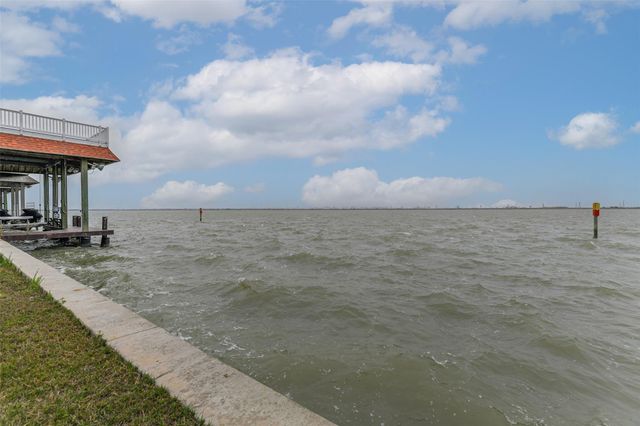 1618 Windsong Way, Tiki Island, TX 77554