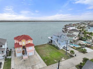 1618 Windsong Way, Tiki Island, TX 77554