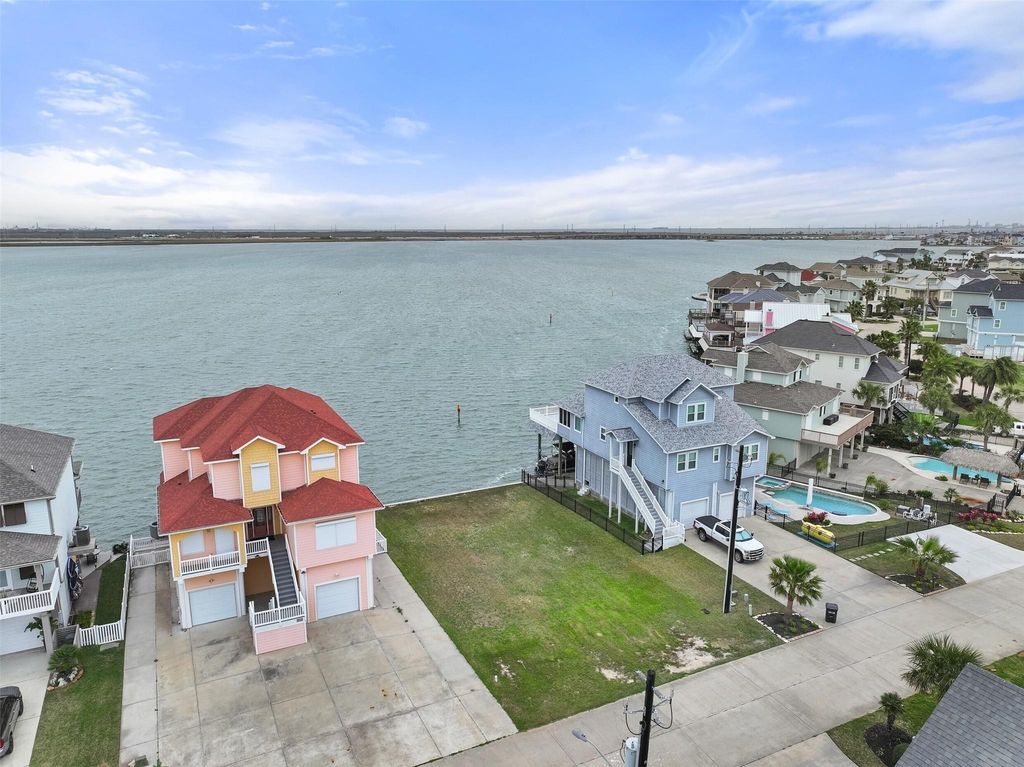 1618 Windsong Way, Tiki Island, TX 77554