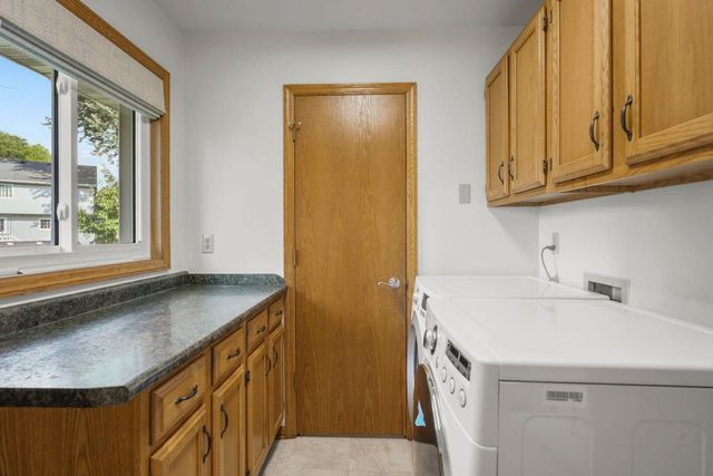 6 Lynbrook Circle, Madison, WI 53719