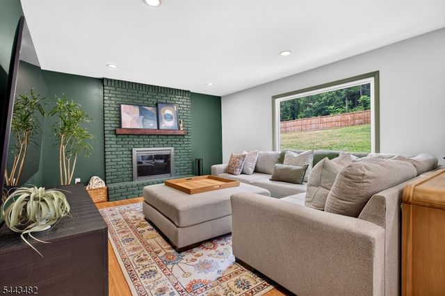 17 Forest Ln, Green Brook Twp., NJ 08812