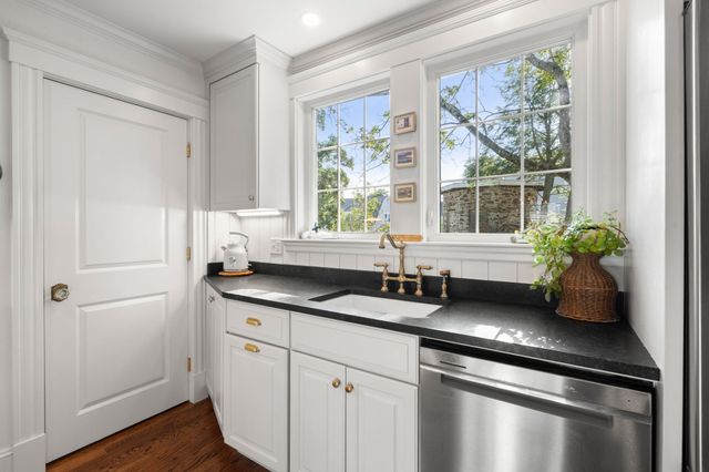 37 Arborway Dr, Braintree, MA 02184