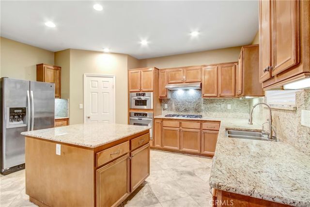 41031 Crimson Pillar, Lake Elsinore, CA 92532