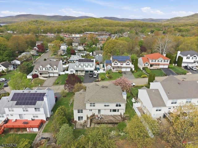 30 Elinora Dr, Wanaque Boro, NJ 07465