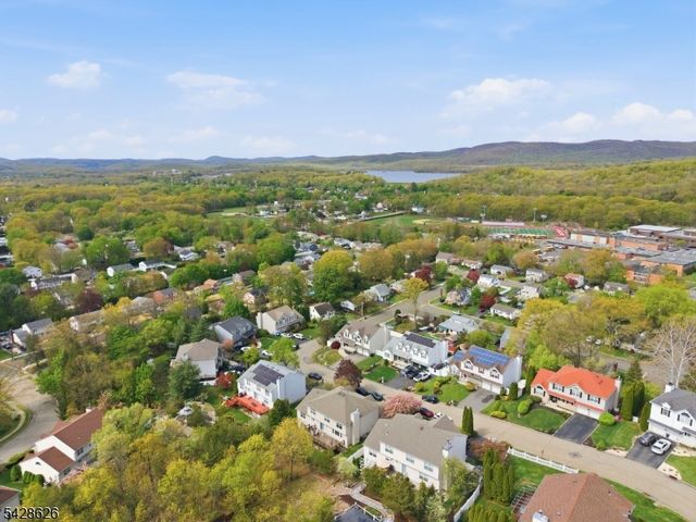 30 Elinora Dr, Wanaque Boro, NJ 07465