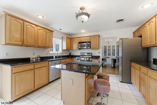 30 Elinora Dr, Wanaque Boro, NJ 07465