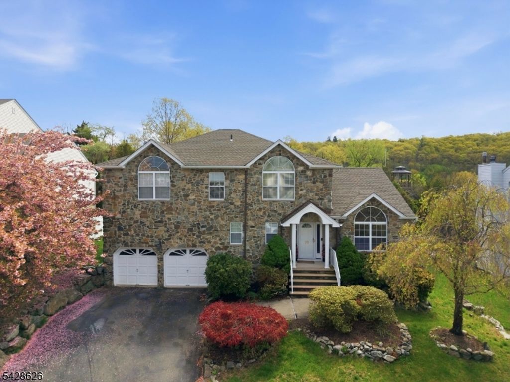 30 Elinora Dr, Wanaque Boro, NJ 07465