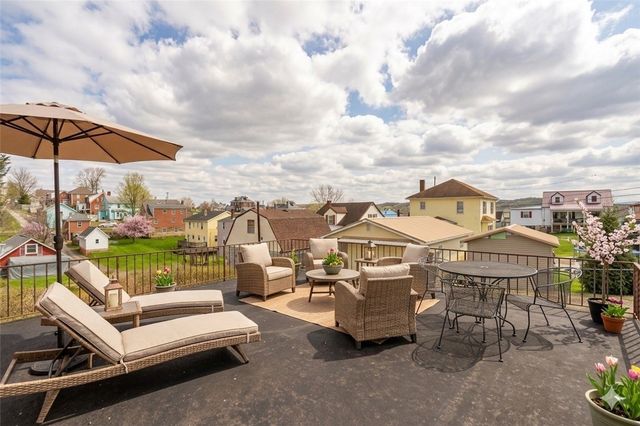 114 S 8th St, Youngwood, PA 15697