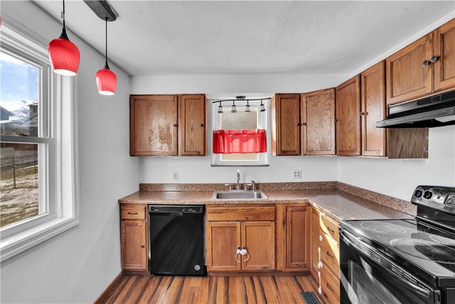 114 S 8th St, Youngwood, PA 15697