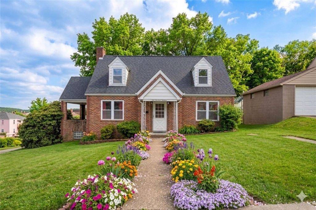 114 S 8th St, Youngwood, PA 15697