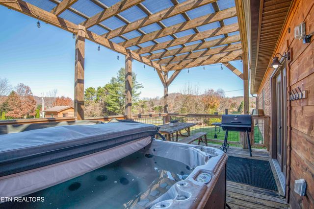 3260 Covemont Rd, Sevierville, TN 37862