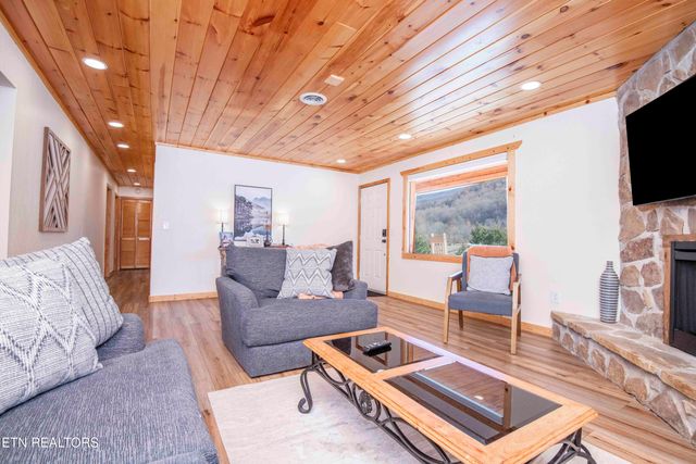 3260 Covemont Rd, Sevierville, TN 37862