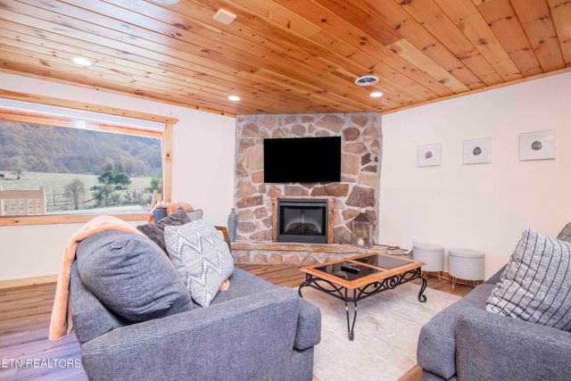 3260 Covemont Rd, Sevierville, TN 37862