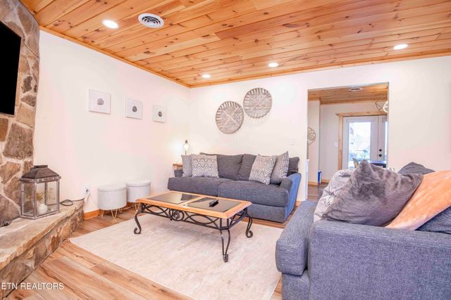 3260 Covemont Rd, Sevierville, TN 37862