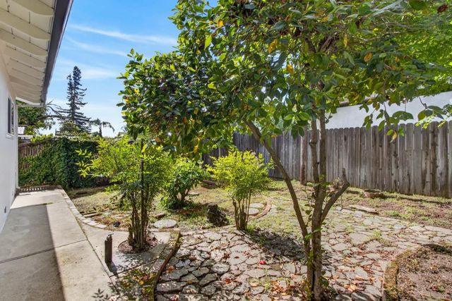 10001 LA PLACITA Dr, Rancho Cordova, CA 95670