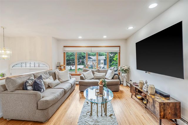 395 N Putnam Avenue, Lindenhurst, NY 11757