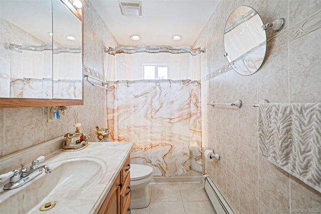 395 N Putnam Avenue, Lindenhurst, NY 11757