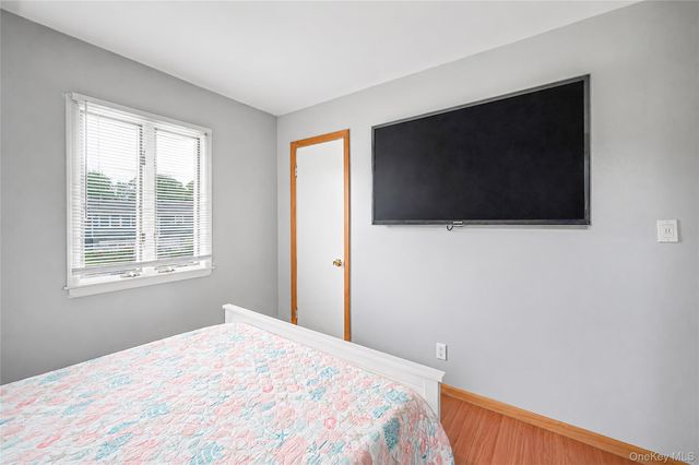 395 N Putnam Avenue, Lindenhurst, NY 11757