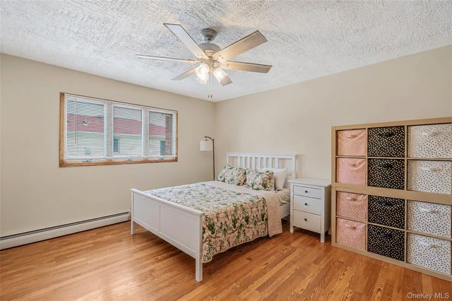 395 N Putnam Avenue, Lindenhurst, NY 11757