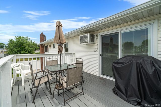 395 N Putnam Avenue, Lindenhurst, NY 11757