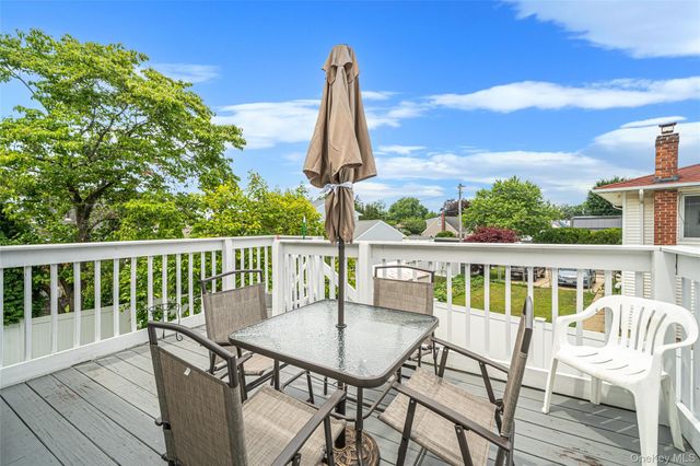 395 N Putnam Avenue, Lindenhurst, NY 11757