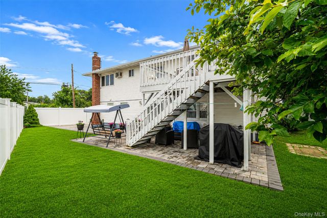 395 N Putnam Avenue, Lindenhurst, NY 11757