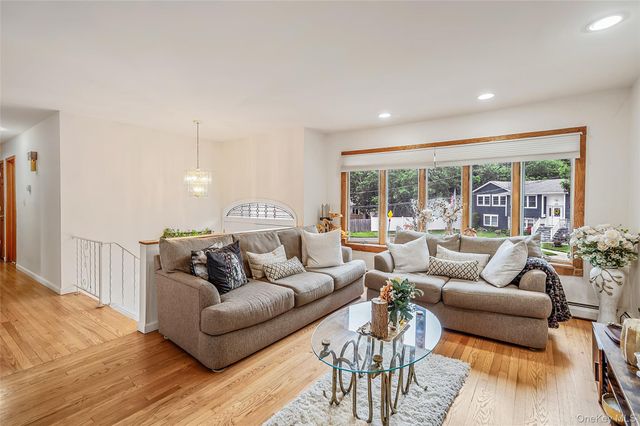 395 N Putnam Avenue, Lindenhurst, NY 11757