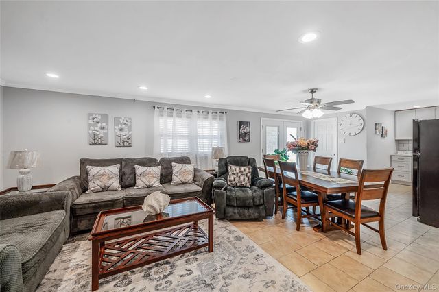 395 N Putnam Avenue, Lindenhurst, NY 11757