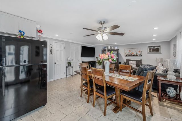 395 N Putnam Avenue, Lindenhurst, NY 11757