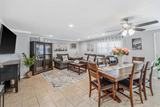 395 N Putnam Avenue, Lindenhurst, NY 11757