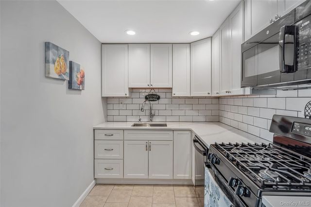 395 N Putnam Avenue, Lindenhurst, NY 11757