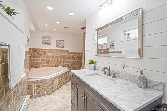 395 N Putnam Avenue, Lindenhurst, NY 11757