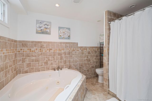 395 N Putnam Avenue, Lindenhurst, NY 11757