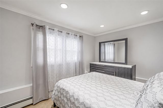 395 N Putnam Avenue, Lindenhurst, NY 11757