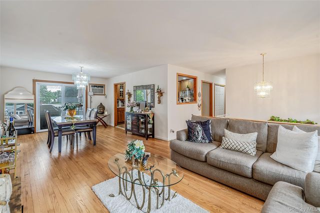 395 N Putnam Avenue, Lindenhurst, NY 11757