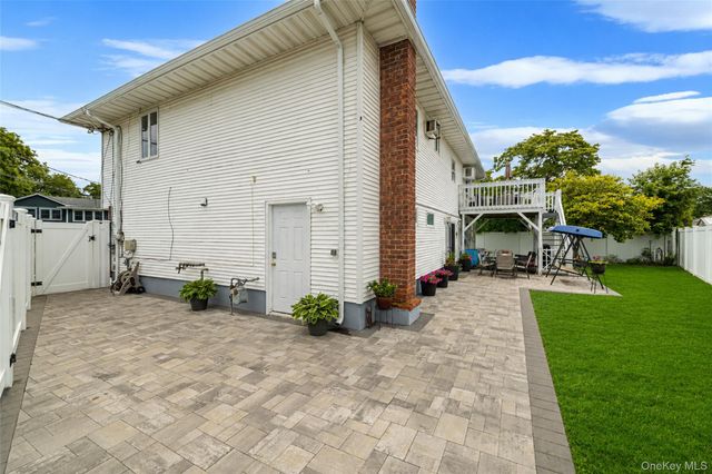 395 N Putnam Avenue, Lindenhurst, NY 11757