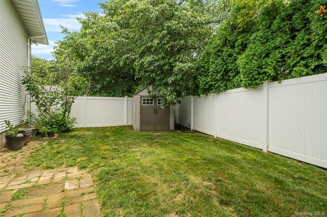 395 N Putnam Avenue, Lindenhurst, NY 11757