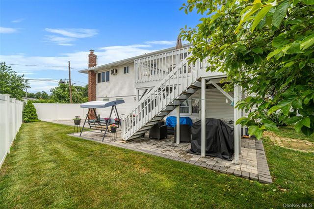 395 N Putnam Avenue, Lindenhurst, NY 11757