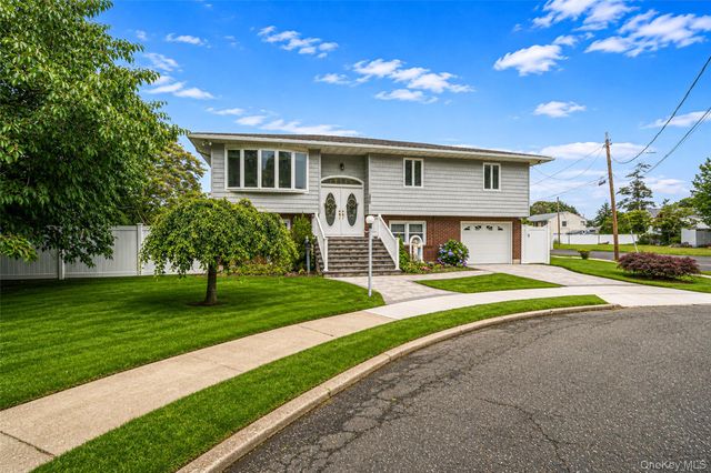 395 N Putnam Avenue, Lindenhurst, NY 11757