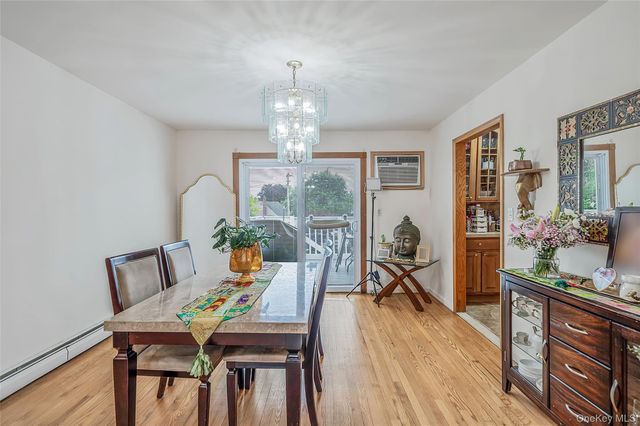395 N Putnam Avenue, Lindenhurst, NY 11757