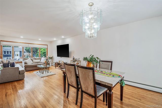 395 N Putnam Avenue, Lindenhurst, NY 11757