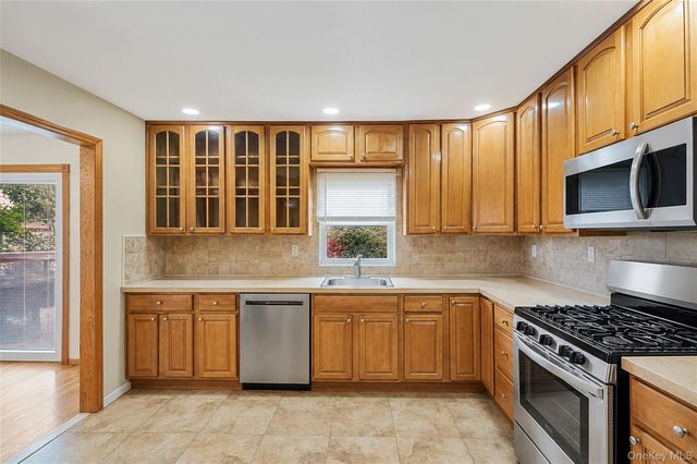 395 N Putnam Avenue, Lindenhurst, NY 11757
