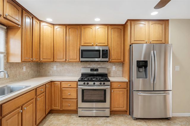 395 N Putnam Avenue, Lindenhurst, NY 11757