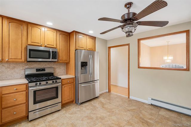 395 N Putnam Avenue, Lindenhurst, NY 11757