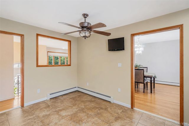 395 N Putnam Avenue, Lindenhurst, NY 11757