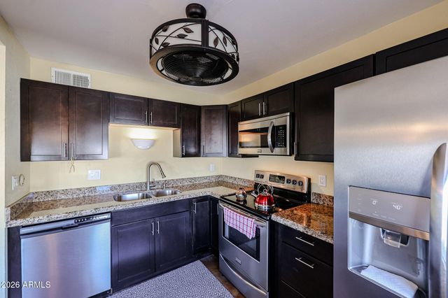 2605 W ROSE Lane B-202, Phoenix, AZ 85017