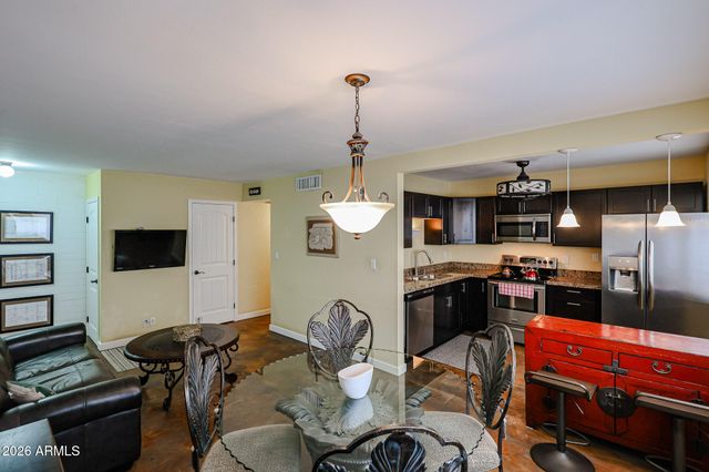2605 W ROSE Lane B-202, Phoenix, AZ 85017