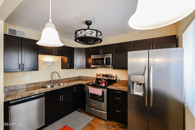 2605 W ROSE Lane B-202, Phoenix, AZ 85017