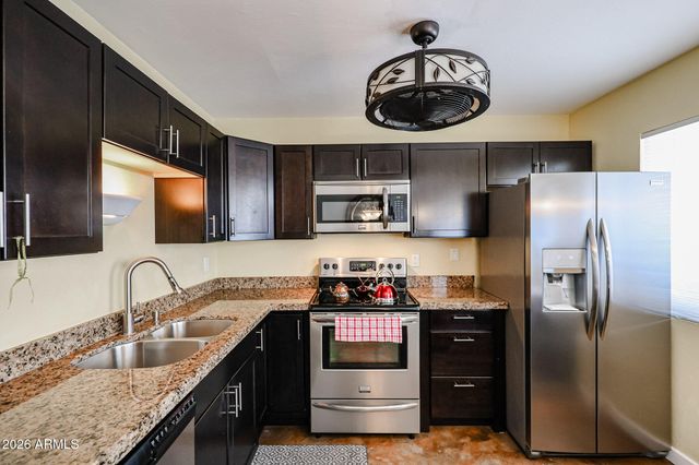 2605 W ROSE Lane B-202, Phoenix, AZ 85017